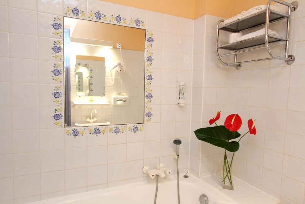 Logis Hotel Le Prieure Bourg-Saint-Andéol Δωμάτιο φωτογραφία