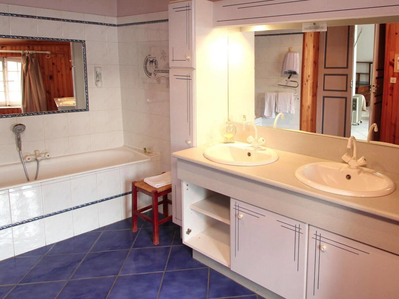 Logis Hotel Le Prieure Bourg-Saint-Andéol Εξωτερικό φωτογραφία